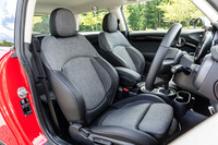 クロスとレザーのスポーツシートは有償オプション「CLASSIC TRIM」の装備。標準では丸みを帯びた形状のクロスシートが備わる。