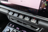 サスペンションやエキゾーストシステムなどのスイッチはセンターディスプレイ下部に水平にレイアウトされる。