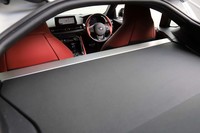 キャビン側（写真奥）と荷室側（同手前）を隔てるガラスはなく、ひとつながりの空間になっている。