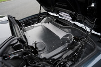 リアカウルの下はご覧のとおり。クーペではカウル越しにV8エンジンの姿を拝めたが、「コンバーチブル」にはそういった演出はない。