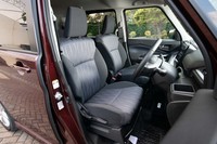 シート表皮はグレーミックスの布地に光沢のあるラインをプリント。リビングのソファのような空間を目指したという。