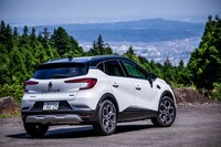 「キャプチャーE-TECHハイブリッド」のWLTCモードの燃費値は22.8km/リッター。ハイブリッドではないモデルに対して3割以上すぐれた値となっている。