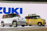 「eWX」（写真向かって左）と「スペーシア コンセプト」（同右）。