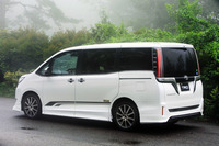 ボディーサイドやリアバンパーのスカートは、ボディー下部の空気を整流し、走行中の車体を安定させる働きがある。