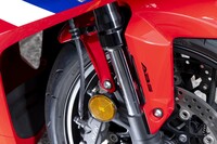 サスペンションは、前がインナーパイプ径41mmのショーワ（日立アステモ）製SFF-BP倒立フロントフォーク。後ろがロッドサイズ14mmの直押し式モノショックで、プリロードアジャスターが備わっている。