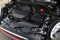 「MINIジョンクーパーワークス」の2リッター直4ターボエンジン。低回転域から豊かなトルクは、オーバーブースト時には最大35.7kgmにまでアップする。