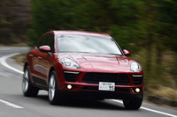 コーナリング時のロール量は少なく、SUVというよりはスポーツカーのような安定した姿勢をみせる。