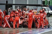 キミ・ライコネンの不調は続く。予選をうまく仕上げることができず、なんと14番グリッドと中段からスタート。同じく予選で失敗したルイス・ハミルトンがレース中ポジションを上げていくなか、タイヤを適温までもっていくことができず、ポイント圏外の9位でゴール。チームメイトのフェリッペ・マッサは後続に引っかかりハミルトンのひとつ前、6位完走。（写真＝Ferrari）