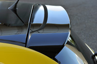 ルーフの後端に装着されるスポイラーもピアノブラックに。