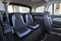 3列目シートは大人には少々窮屈。