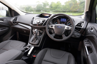 インテリアでは、メーターのデザインや、ダイヤルを中心とした「SYNC」の操作パネルなどに、「フォーカス」と共通したデザイン要素が感じられる。
    