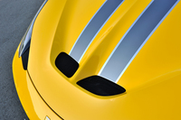 ボンネットにはラジエーターからの熱気を上方に排出するアウトレットが設けられた。