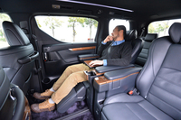 「アルファード」「ヴェルファイア」それぞれに最上級グレードとして設定される「Executive Lounge」の、2列目「エグゼクティブラウンジシート」。身長180cmの筆者が座ると、ご覧のようになる。シート幅そのものが他グレードに比べて100mm広いうえに、豊富な快適装備が与えられる。
    