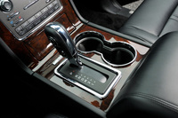 6段ATのシフトセレクター。センタークラスターの下部には、4WDシステムやヒルディセントコントロールなどの操作スイッチが配置されている。