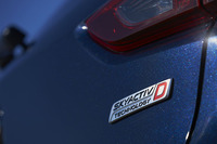 ディーゼル専用のコンパクトクロスオーバー「CX-3」。その4WD車は、リアディファレンシャルやプロペラシャフトなど4WDシステムの大幅な軽量化や、潤滑油量の最適化、タイヤのスリップロスの低減などにより、21.0～23.4km/リッター（JC08モード）という優れた燃費性能を実現している。