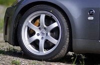 黄色いブレーキキャリパーが、ブレンボのアルミ対向ピストン。ホイールは、ディーラーオプションのレイズ製鍛造アルミホイール。1輪につき、標準ホイールより3kgも軽い！