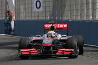 バレンシアはもともとマクラーレン向きのコースと言われていたが、マシンアップデートを次戦に持ち越したせいか、3戦ぶりにレッドブルに最速の座を奪われたマクラーレン。セーフティカーを追い越したことによるハミルトン（写真）へのドライブスルーペナルティは、その発令の遅れと小林可夢偉の健闘により有名無実となり、2位のままフィニッシュすることに成功。いっぽうセーフティカーのタイミングが絶妙だったジェンソン・バトンは、終盤小林がピットに入ったことで3位に上がりゴール。レース後のペナルティも順位に影響せず、双方運も味方した格好となった。（写真＝McLaren）