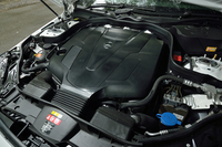 マイナーチェンジ前に比べ、41psと8.1kgmアウトプットが増大したディーゼルユニット。1600rpmの低回転域から63.2kgmの大トルクを発生する。