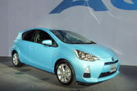 トヨタ、新型ハイブリッド車「アクア」を発売の画像