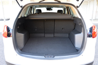 荷室の容量は500リッター。4：2：4の分割可倒式となる後席を倒すと最大で1620リッターとなる。