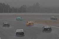 R380シリーズのデモラン終了とともに本降りとなった雪のせいで、コースはたちまちご覧のようなコンディションに。これで模擬レースはパレードランへの変更を余儀なくされた。