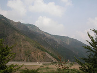 まわりの山々は、どれも木々の抜けたハゲ山ばかり。これでは山の保水など望むべくもなく、水は暴力的に谷を伝うだけだ。