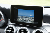 インフォテインメントシステムには、観光名所のガイドなどドライブに役立つ情報を表示する機能も。