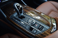 サスペンションやパワートレインのモード切り替え、車高の調整などは、センターコンソールに備わるスイッチで操作する。