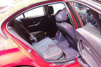 レッグルームが拡大された後席。背もたれは4：2：4の分割可倒式である。