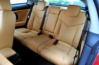 「アルファGT」は、リアドアをもたないクーペスタイル。フロントシートを倒してアクセスするリアシートは、ごらんの様子。