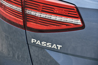 この新型が8代目となる「フォルクスワーゲン・パサート」。2015年7月にセダンとヴァリアント（ワゴン）が同時に発売された。まずは1.4リッターのガソリンターボエンジンのみの設定となる。