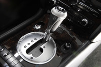 ローレット仕上げのされたスポーティングギアレバー。