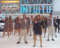 車両説明員たちによるダンス。