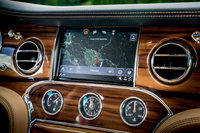 インフォテインメントシステムが一新されたこともトピック。まことにクラシックな外観ながら、4G Wi-Fiを備えていてネットとつなぐことができる。