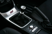 シフトノブの手前にあるのが、SUBARU独自のドライブアシストシステム「SI-DRIVE」。走行シーンによって走行特性を使い分けることができる。