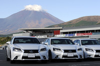 2つの台形を上下に向かい合わせたような形状の「スピンドルグリル」が強い個性を放つ。スピンドル（糸巻き）に似ていることから名付けられたもので、これから登場するレクサス車にも共通するテーマだという。
写真左の「GS350」とその隣に並ぶ「GS250」はともにスポーティーグレード「F SPORT」。フロントマスクは専用デザインで、ラジエターグリルがメッシュになるなど他グレードとの違いが見られる。