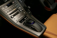 センタークラスター中央に構えるのは、カーナビゲーションなど様々な操作が手元で行えるリモートタッチ。ギアレバーは、その右上に位置する。
