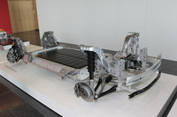 バッテリーは車体中央の床下に搭載される。