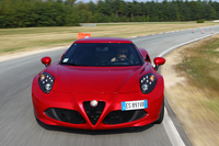 アルファ・ロメオ開発の“聖地”、バロッコ・テストコースを行く「4C」。