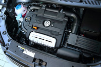 エンジンは他の「ゴルフトゥーラン」と同様に1.4リッターツインチャージャーTSIを搭載する。140ps/5600rpm、22.4kgm/1250-4000rpmというパフォーマンスは共通だが、燃費は1.0km/リッター低い14.0km/リッターとなっている。