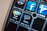 ナビアプリ「MINI NAVI」はAppストアにて購入、利用には年額6100円が必要となる。