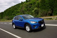 「DX Lパッケージ」は、ディスチャージヘッドランプ、オートライトシステム、レインセンサーワイパーが装備される。