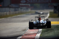 レッドブルにとってイタリアは鬼門だった。マシンパフォーマンスでの劣勢は否めず、セバスチャン・ベッテル（写真）は予選9位から長い間ポイント圏外を走行、ハミルトンのクラッシュのお陰で8位1点を手に入れたが、痛手は大きかった。マーク・ウェバーは10番グリッドからロバート・クビサと絡み0周リタイア。ブラウン勢に大きく水をあけられたレッドブルは、残る4戦でフルマーク＝40点を本気で取りにいかない限り、タイトル奪取が難しい状況になってきた。（写真＝Red Bull Racing）