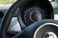 スピードメーターは専用デザインの物が用意される。