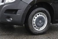 タイヤサイズは前後とも225/65R16。