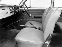 1966年当時の「トヨタ・カローラ」の内装。（写真＝トヨタ自動車）