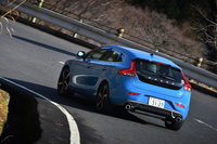 試乗車のボディーカラーは鮮やかなレーベルブルー。