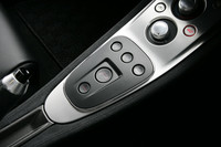 ギアセレクターは、ボタン式。「SPORT」ボタンを押すと、変速ポイントが変化し、高めのエンジン回転数でギアチェンジする設定となる。