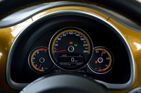 3つの円で構成される計器盤。それぞれに、イエローの差し色が入れられる。