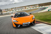 アルガルヴェ・サーキットを行く。全長は4.692kmで、18のコーナーからなる（四輪コースの場合）。